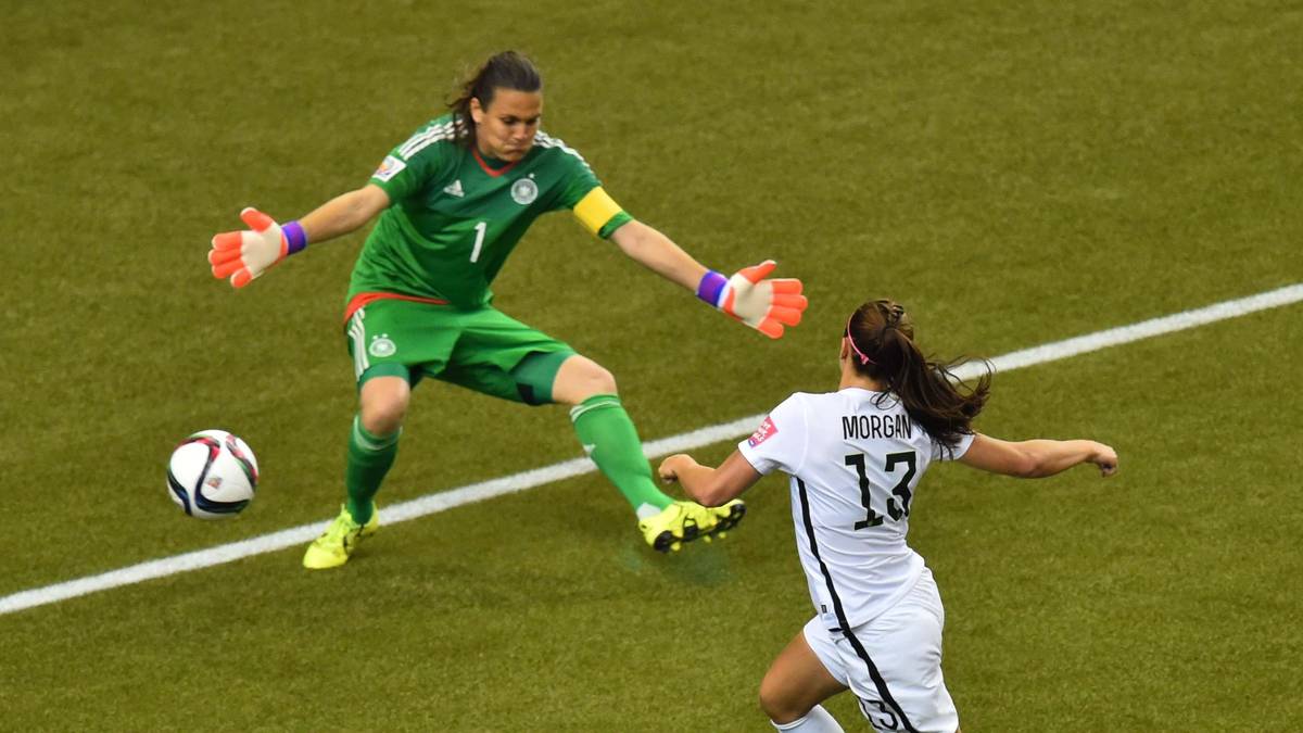 NADINE ANGERER: Erhielt nach Schlusspfiff sofort Trost von ihrer Teamgefährtin bei den Portland Thorns, Alex Morgan. Und ein Kompliment. Völlig zu Recht. In ihrem vorletzten Länderspiel zeigte die Torhüterin eine starke Leistung. Schuldlos an den Gegentoren. SPORT1-Note: 2
