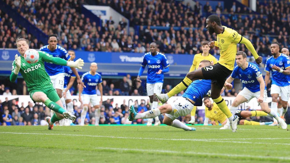 Evertons Torwart Jordan Pickford parierte gegen Antonio Rüdiger vom FC Chelsea sogar mit dem Gesicht