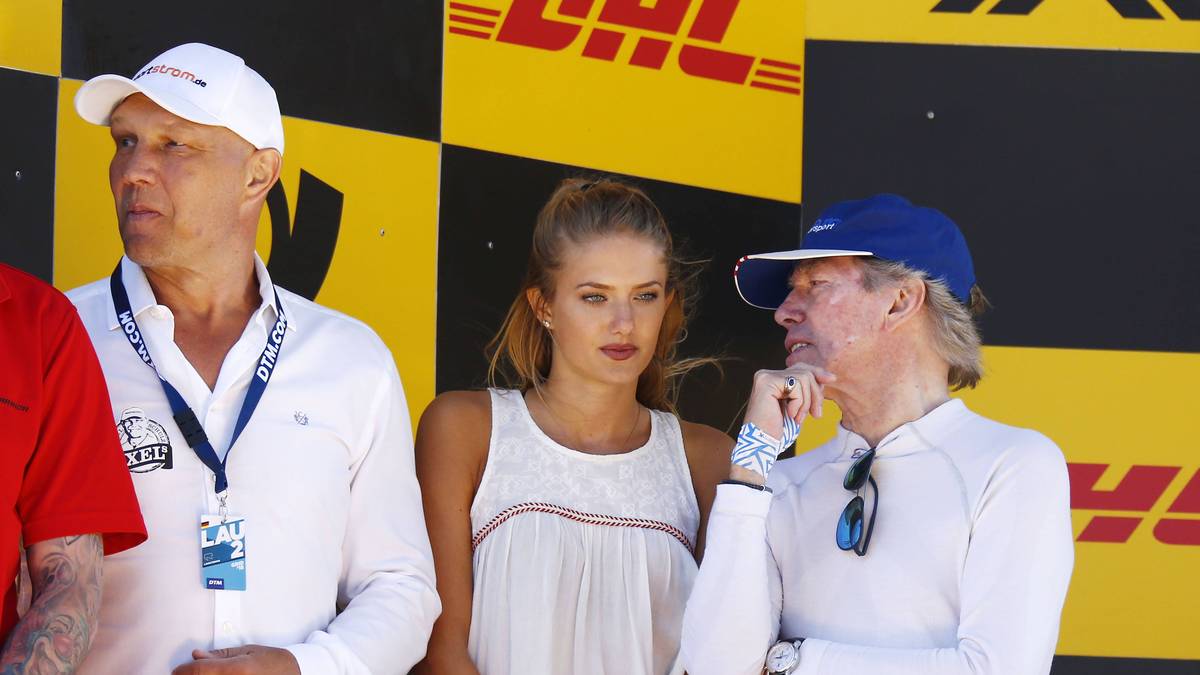 2018 war sie bei der DTM am Lausitzring zu Gast. Hier fachsimpelt sie mit SPORT1-Boxexperte Axel Schulz (l.) und Leopold Prinz von Bayern (r.)