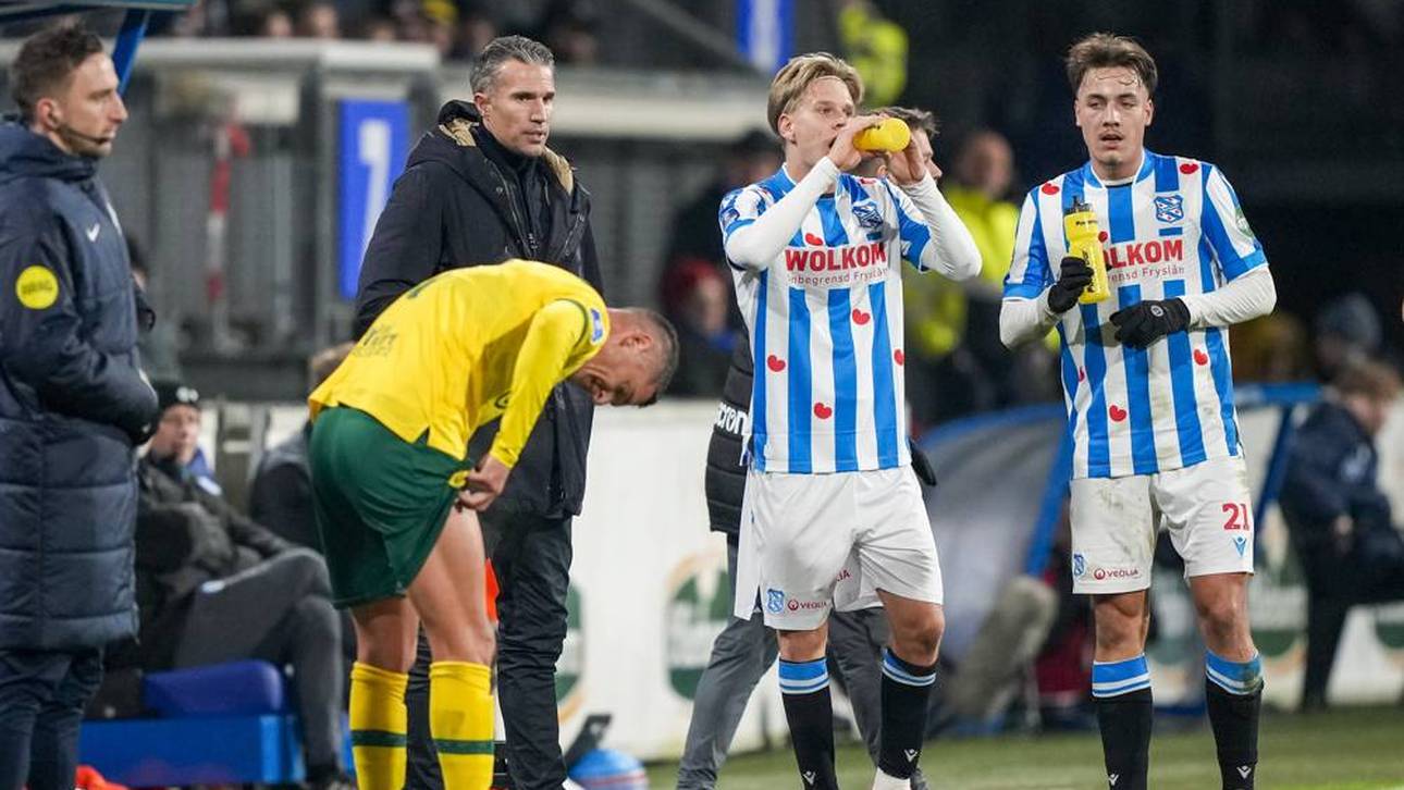 Robin van Persie steht beim SC Heerenveen an der Seitenlinie