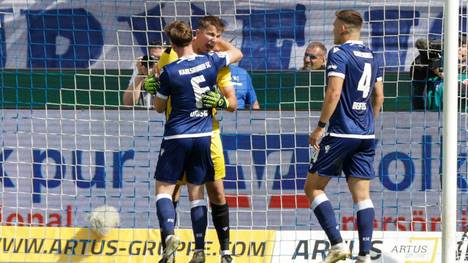Bei einem Elversberger Ausrutscher könnte Paderborn noch einmal in Richtung Aufstieg schielen - doch diesem Vorhaben macht der Karlsruher SC nach der Halbzeit einen gewaltigen Strich durch die Rechnung. Zuvor versagen einem Paderborner die Nerven.