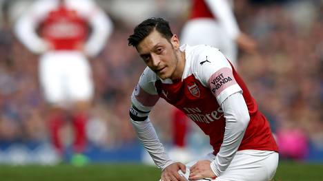 Premier League: Mesut Özil wirft Jacke in Richtung von Everton-Teammanager Silva. Mesut Özil verlor mit Arsenal gegen Everton