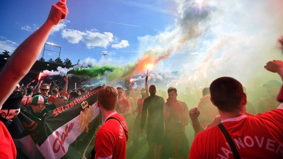 Und zünden zur Feier des Tages Pyro-Leuchten