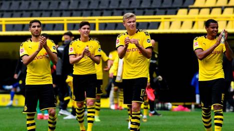Nach dem Abpfiff des Duells mit dem FC Schalke jubelten Mats Hummels und Co. vor den leeren Rängen des Signal Iduna Parks. Der BVB ließ sich daher eine schöne Aktion einfallen.