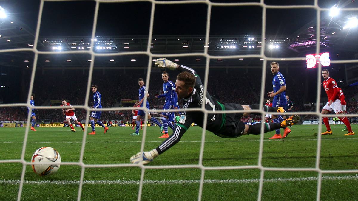 Da kann Ralf Fährmann nur hinterher schauen