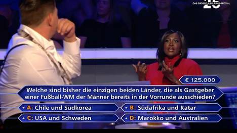 Tim Mälzer braucht bei einer Quiz-Frage Hilfe von Motsi Mabuse