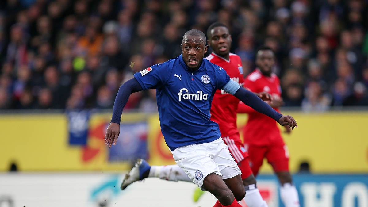 DAVID KINSOMBI: Für drei Millionen Euro wechselt der Mittelfeldspieler im Sommer von Holstein Kiel nach Hamburg und hat sich offenbar eine Klausel in den Vertrag schreiben lassen, die ihm 250.000 Euro einbringen soll, wenn der HSV innerhalb von vier Jahren Deutscher Meister wird