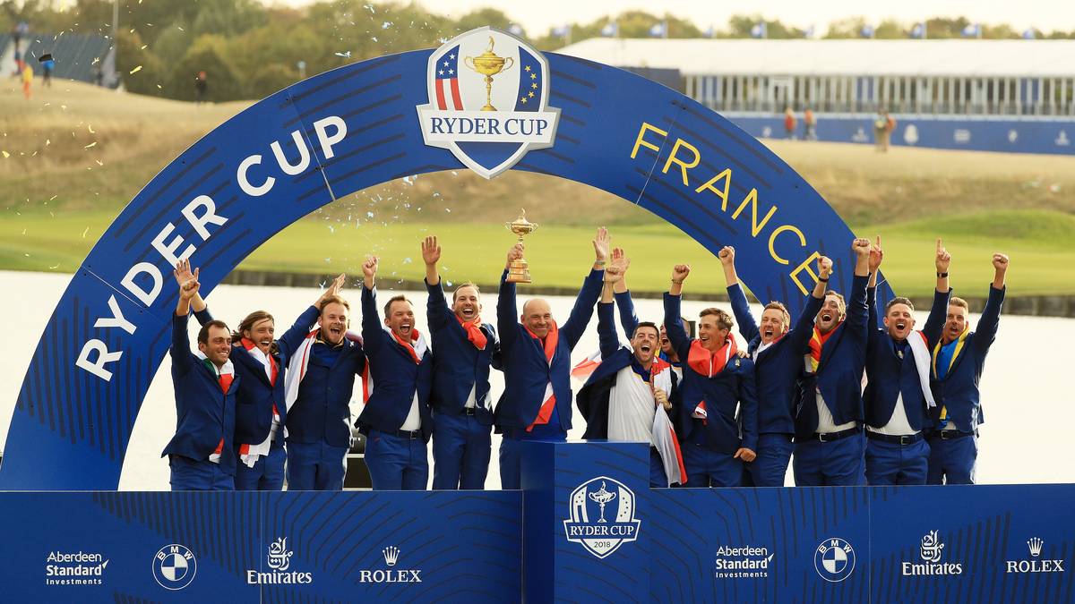 Bei der Siegerehrung hebt Kapitän Thomas Bjorn die Trophäe als Erster in die Höhe