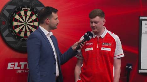 Niko Springer schlägt Kai Gotthardt im deutschen Duell bei der European Darts Trophy und zeigt sich im Anschluss sichtlich erleichtert über den Einzug in die nächste Runde.