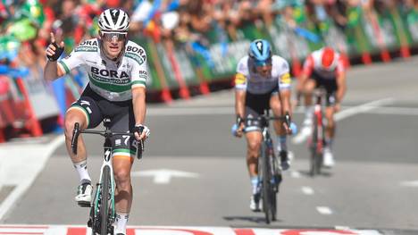 Sam Bennett vom deutschen Team Bora-hansgrohe gewinnt die 14. Etappe der Vuelta