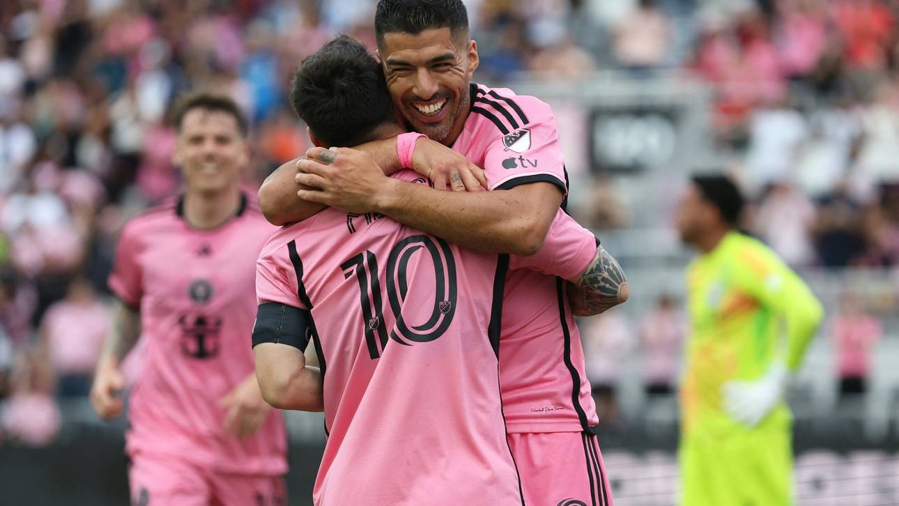 Messi und Suarez spielen mit Gegner