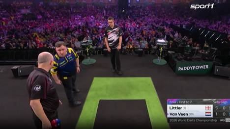 Im Finale der Darts-WM 2026 verletzt sich Gian van Veen am Finger und blutet das Board voll. In der Satzpause wird das Board schließlich ausgetauscht.