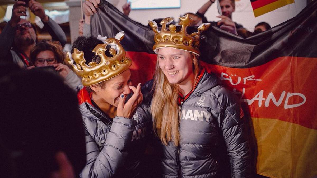Mariama Jamanka (l.) und Lisa Buckwitz holen sich völlig überraschend Gold in der Bobbahn. Sichtlich gerührt zeigt sich das Duo beim Empfang im Deutschen Haus