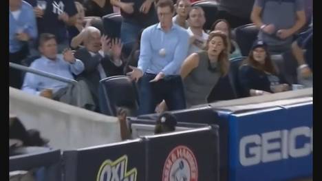 Beim Spiel der Boston Red Sox gegen die New York Yankees leistet sicher dieser Fan ein besonders peinlichen Auftritt. Dreimal hintereinander versucht er vergebens den Ball zu fangen. 