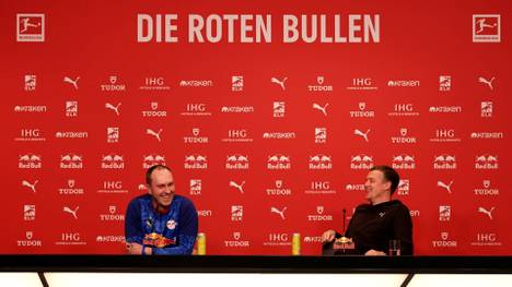 In der Ostsee läuft weiterhin die Rettungsmission für Buckelwal "Timmy". Plötzlich werden auch Kiels Trainer Tim Walter und Leipzigs Coach Ole Werner zu diesem Thema befragt.