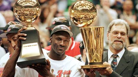 Phil Jackson (r.) gewann mit den Chicago Bulls um Michael Jordan sechs Mal die NBA-Meisterschaft
