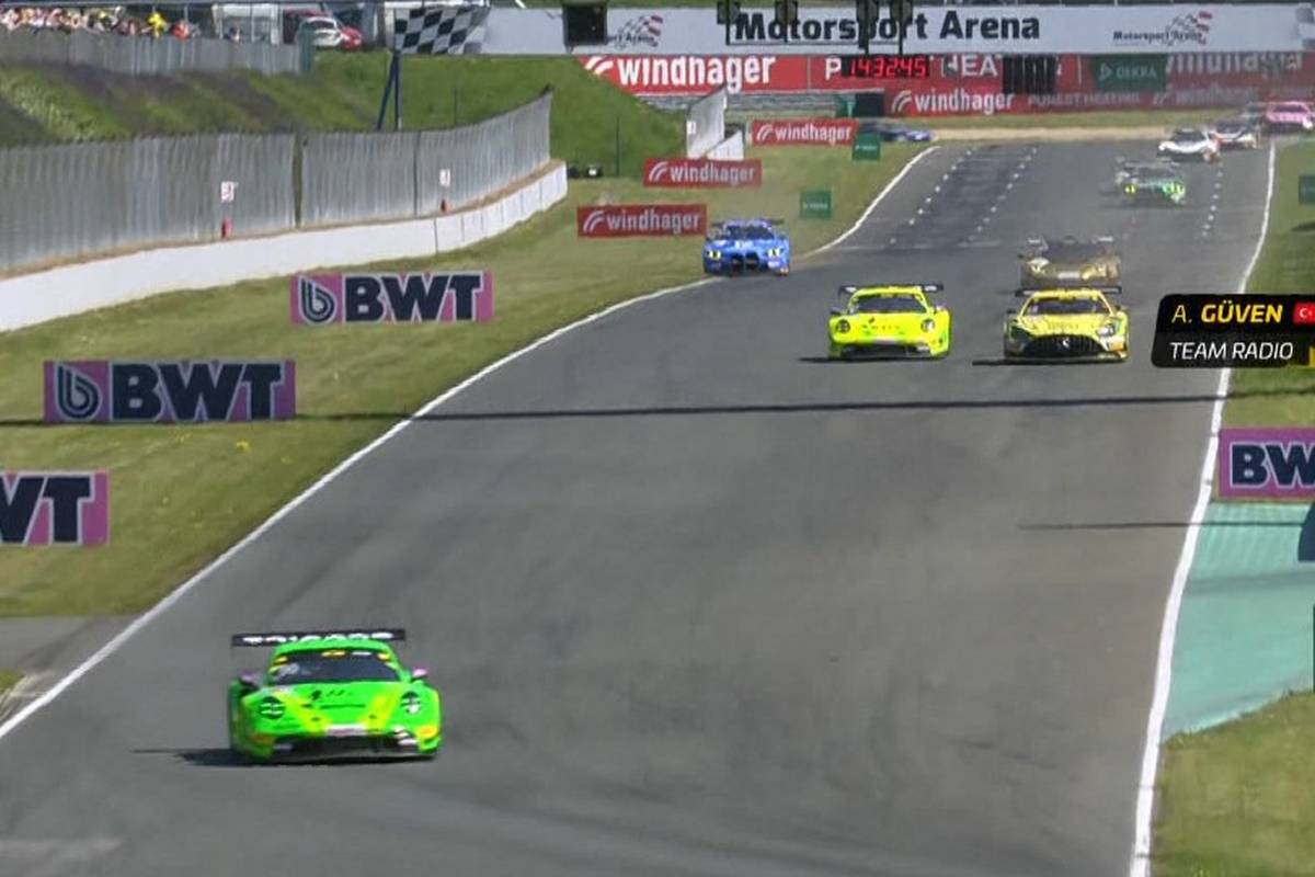 Manthey-Pilot Ayhancan Güven holt in Oschersleben den ersten DTM-Sieg seiner Karriere und schafft Historisches.