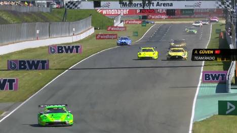 Manthey-Pilot Ayhancan Güven holt in Oschersleben den ersten DTM-Sieg seiner Karriere und schafft Historisches.