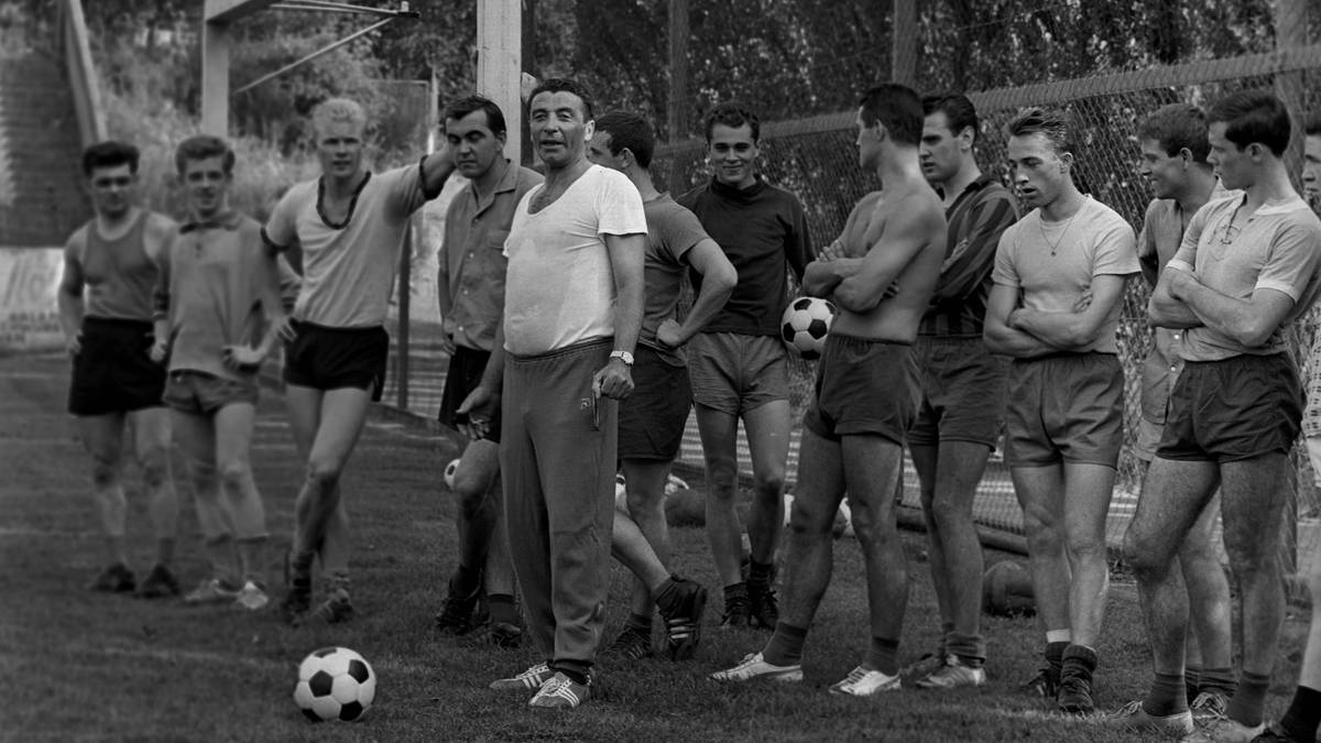 1963/64 - 1. FC SAARBRÜCKEN: Die Mannschaft von Trainer Helmut Schneider (M.) war der erste Absteiger der Bundesliga-Geschichte. In der Abschlusstabelle blieb nur der letzte Platz. Zum Abschied gab es ein 1:1 gegen Schalke. 1976 bis 1978, 1985/86 und 1992/93 war der FCS später wieder Bundesligist