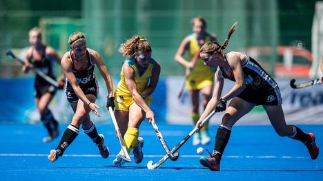 Die deutschen Hockey-Frauen (r.:  Elisa Gräve) waren gegen Australien schnell in Rückstand