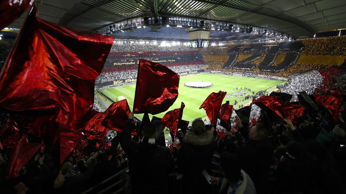 Auf allen Plätzen blitzten und blinkten geschwenkte Fahnen und Schilder aus Alu-Folie