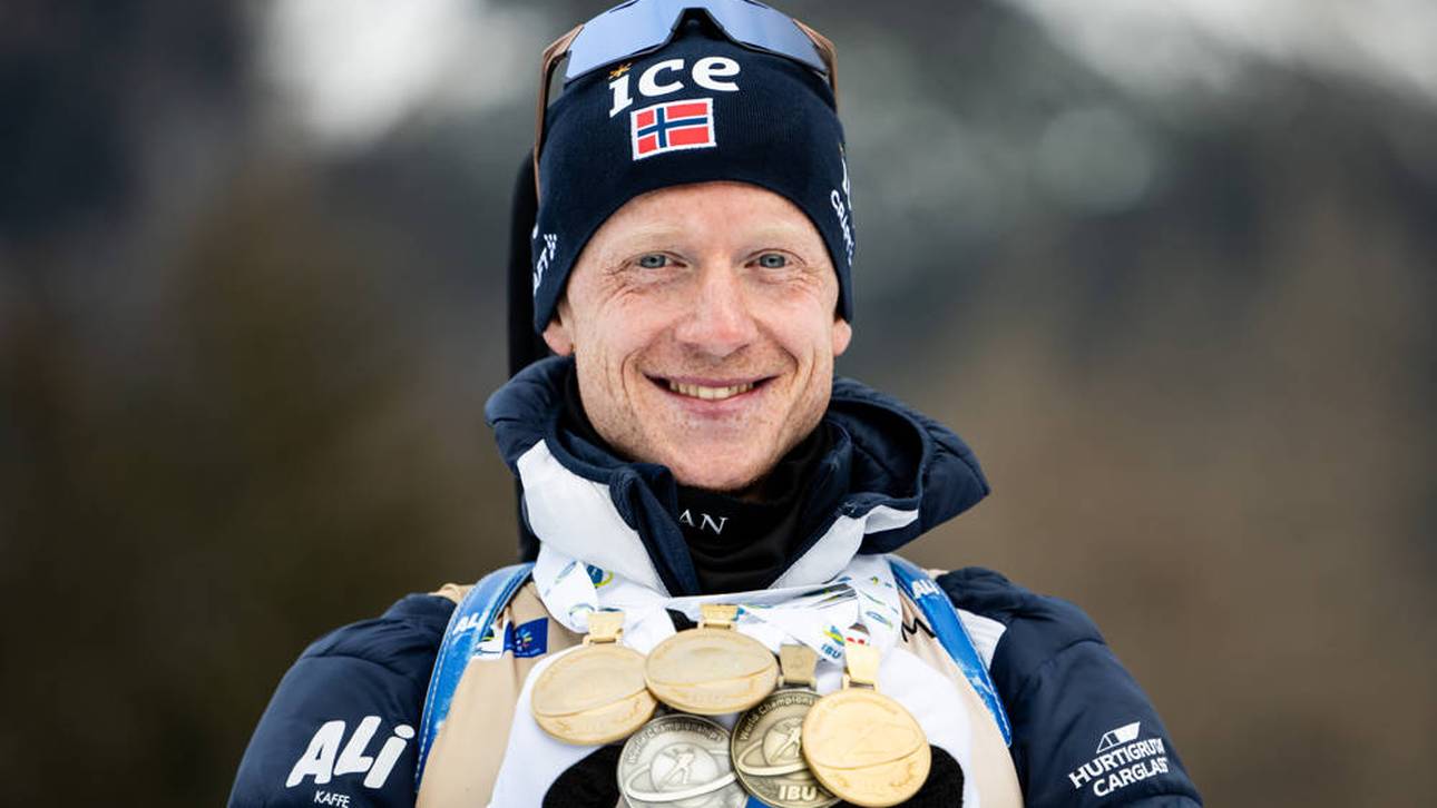Johannes Thingnes Bö zeigt seine Medaillen-Ausbeute von Lenzerheide