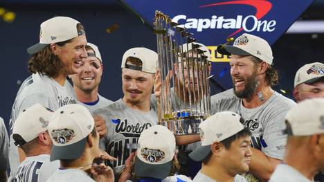 Die Los Angeles Dodgers feiern ihren zweiten Titel in Folge! In einem packenden Finale gelingt dem MLB-Champion ein spektakuläres Comeback gegen die Toronto Blue Jays. Das versetzt die Fans in LA in Ektase. 