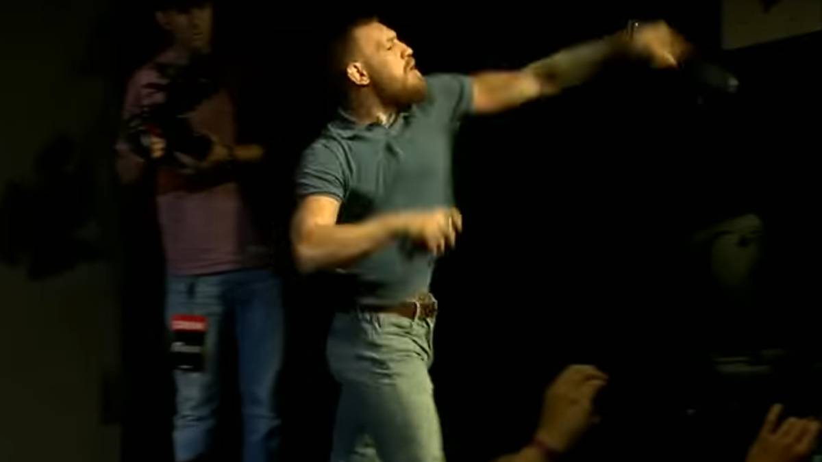 Schließlich flogen Gegenstände aus beiden Lagern, McGregor selbst warf mehrere volle Plastik-Wasserflaschen und eine Energy-Drink-Dose in Richtung Diaz. Die Gefahr, dass Unbeteiligte verletzt werden, nahm er billigend in Kauf