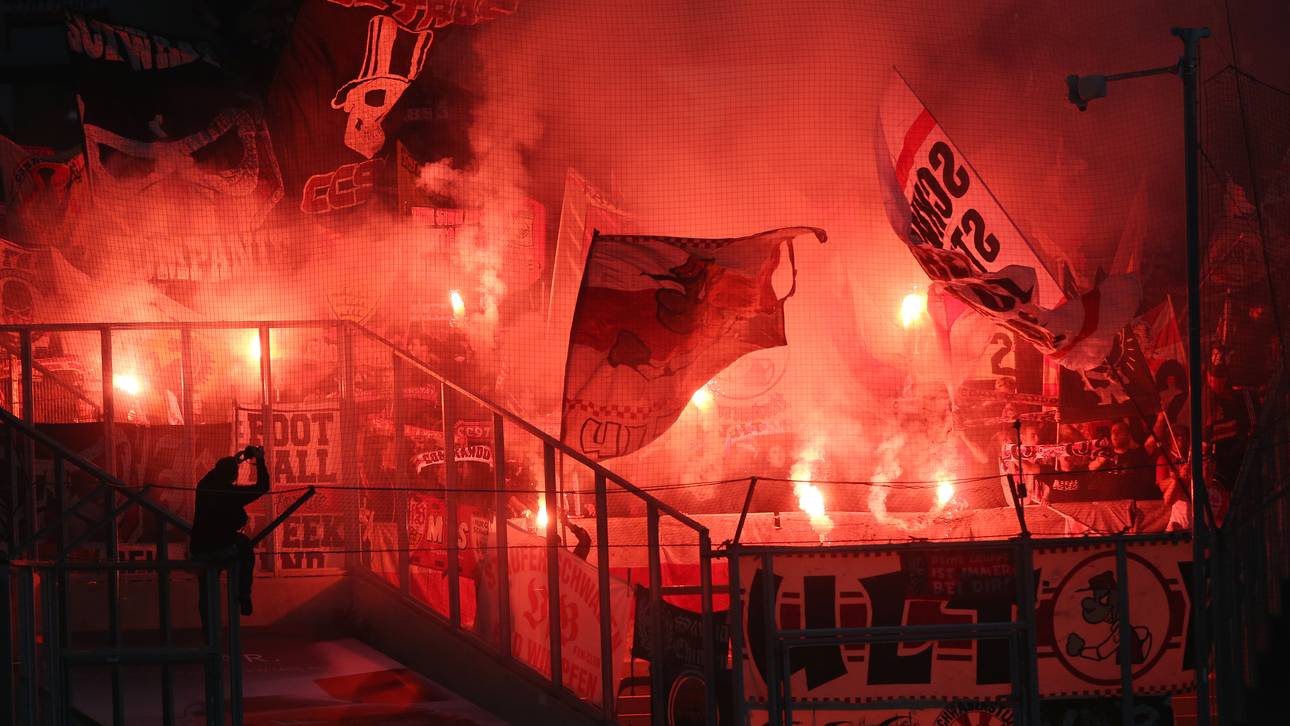 Pyro: Spiel in Gladbach unterbrochen