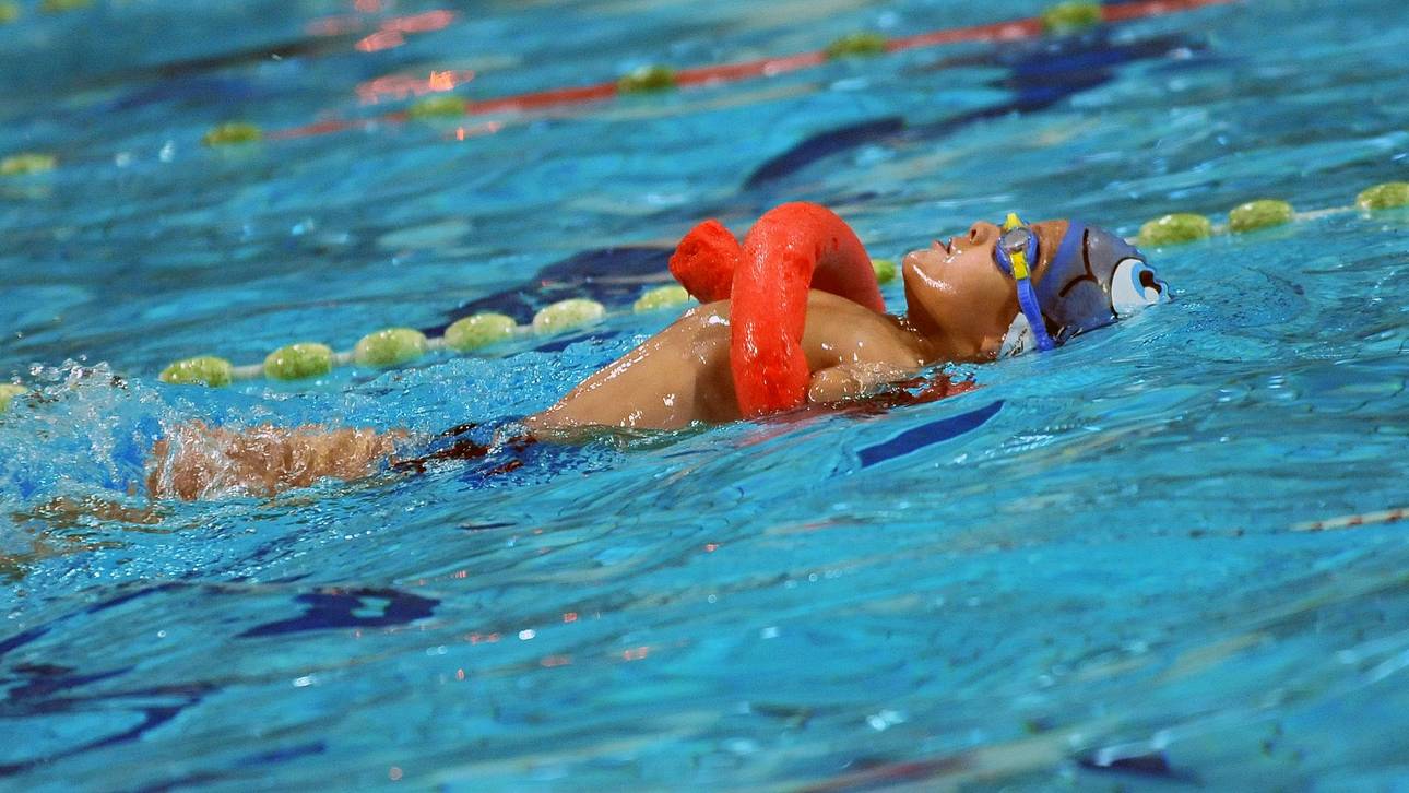 In Schwimmkursen gewöhnen sich Kinder zuerst an das Wasser