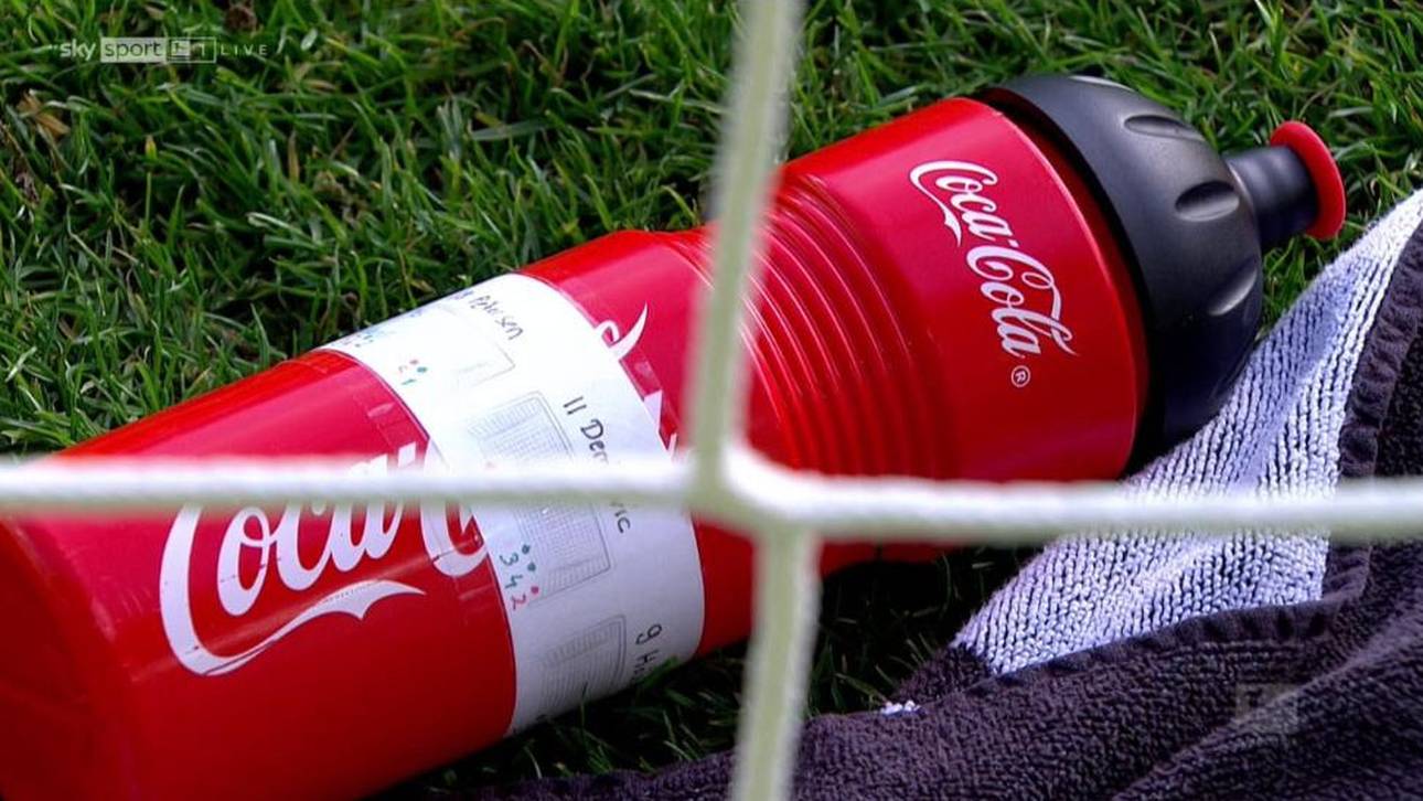 Auf der Trinkflasche von Loris Karius ist unter anderem die Elfer-Vorliebe von Ermedin Demirovic zu erkennen