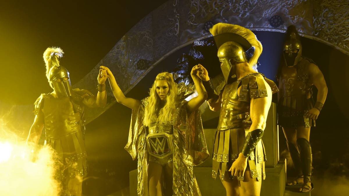 Ein königlicher Auftritt für die "Queen of WWE": Charlotte Flair, Damenchampion der WWE-Dienstagsshow SmackDown, trifft auf die unbesiegte Herausforderin Asuka