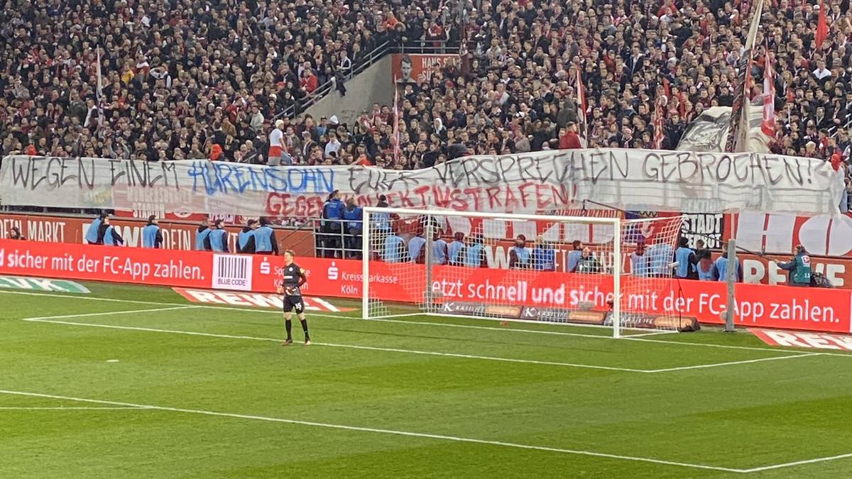 Vor Anpiff der 2. Halbzeit entrollten die Anhänger des 1. FC Köln ihr Anti-Hopp.-Plakat