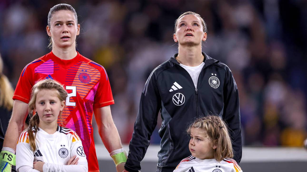 Alexandra Popp (r.) hatte bei der Hymne Tränen in den Augen