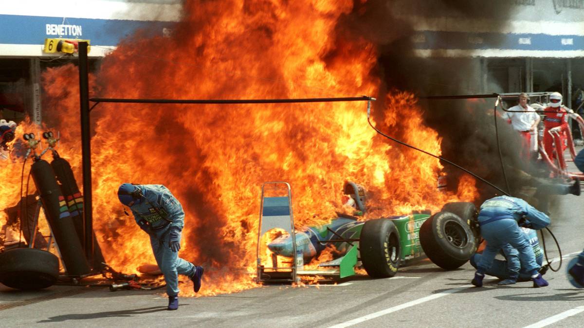 Während des Großen Preises von Deutschland 1994 auf dem Hockenheimring sorgt Jos Verstappen für den wohl spektakulärsten Unfall in der Boxengasse. Als der Vater des heutigen Red-Bull-Stars Max Verstappen zum Nachtanken in die Box fährt, kommt es zu einem regelrechten Inferno