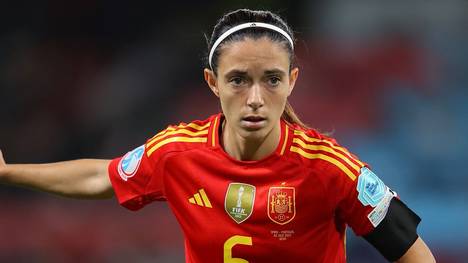 Nach überstandener viraler Meningitis feierte Weltfußballerin Aitana Bonmatí ihre Rückkehr bei der EM mit einem Kurzeinsatz gegen Portugal. Trainerin Montse Tomé lobte ihren ungebrochenen Ehrgeiz.