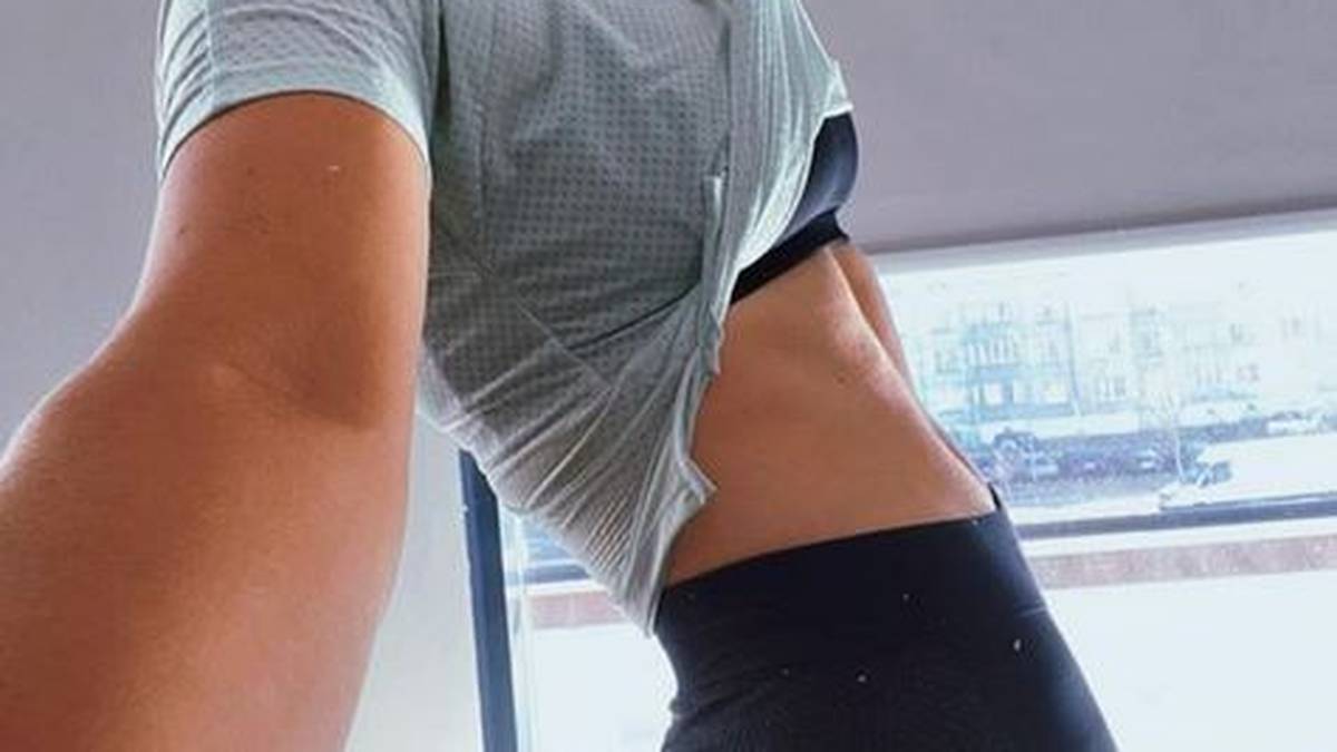 Aryna Sabalenka demonstriert, wie stramm ihr Bauch trotz der eingeschränkten Trainingsmöglichkeiten noch ist