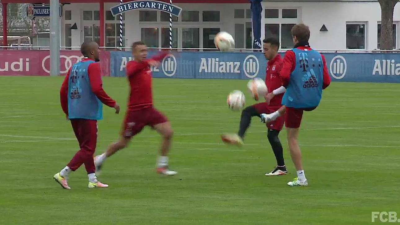 Vier Bayern, drei Bälle, ein Kunstwerk