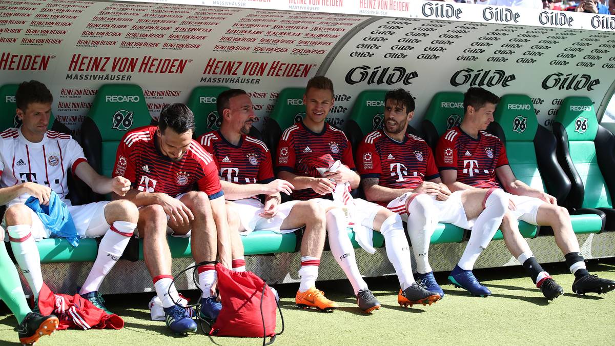 Das ist mal eine Bank: Thomas Müller, Mats Hummels,Franck Ribery, Joshua Kimmich, Javi Martinez und Robert Lewandowski sitzen bei Bayerns Gastspiel in Hannover zunächst draußen - die Schützen von insgesamt 395 Bundesligatoren