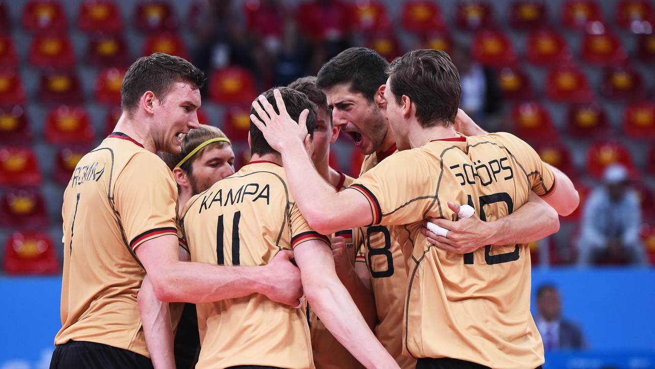 Volleyballer feiern Gruppensieg