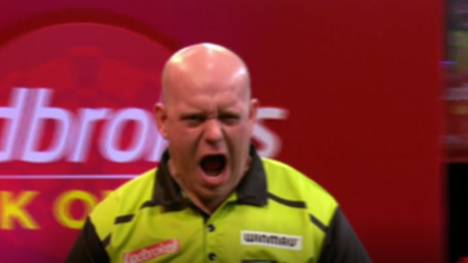 Michael van Gerwen demontiert bei den Darts UK Open Mensur Suljovic und steht im Viertelfinale.