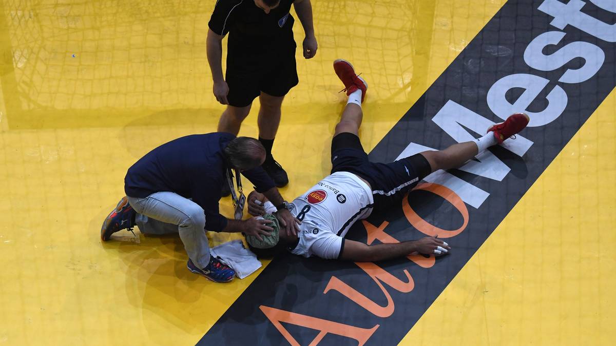 Argentiniens Pablo Simonet wird das Spiel noch lange in schmerzhafter Erinnerung behalten. Nach einem Zusammenprall muss er behandelt werden