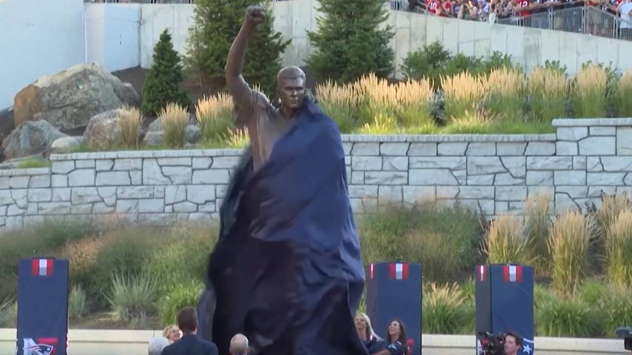 Statue enthüllt! So sieht die Brady-Skulptur aus