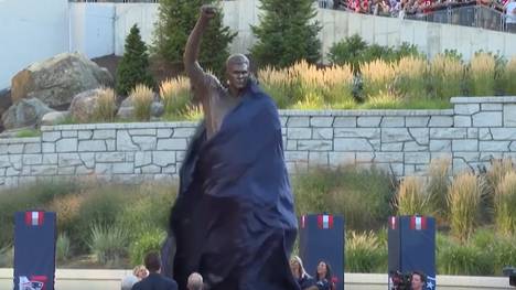 Quarterback-Legende Tom Brady wurde von den New England Patriots mit einer Statue geehrt. Der 48-Jährige zeigte sich bei der Enthüllung demütig und scherzte über seine Geschwindigkeit.