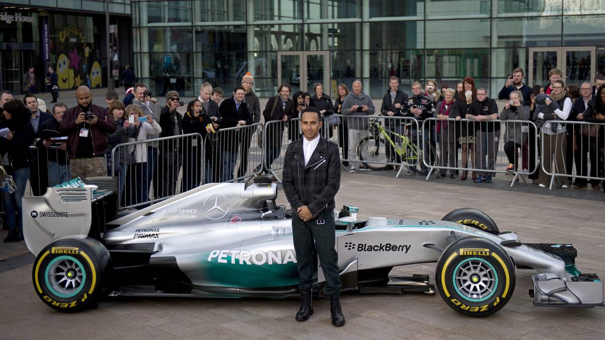 So stolz posierte Lewis Hamilton vor seinem AMG Mercedes W05, mit dem er 2014 Weltmeister wurde. Ginge es nach dem extravaganten Briten, könnte er sich den Silberpfeil auch bald in seine eigene Garage stellen. Denn, wie man hört, soll er bei den Verhandlungen um einen neuen Vertrag fordern, seine Formel-1-Autos nach jeder Saison behalten zu dürfen. Aber auch so schon hat sein Privatfuhrpark eine stattliche Größe. SPORT1 zeigt die Autos der Formel-1-Piloten