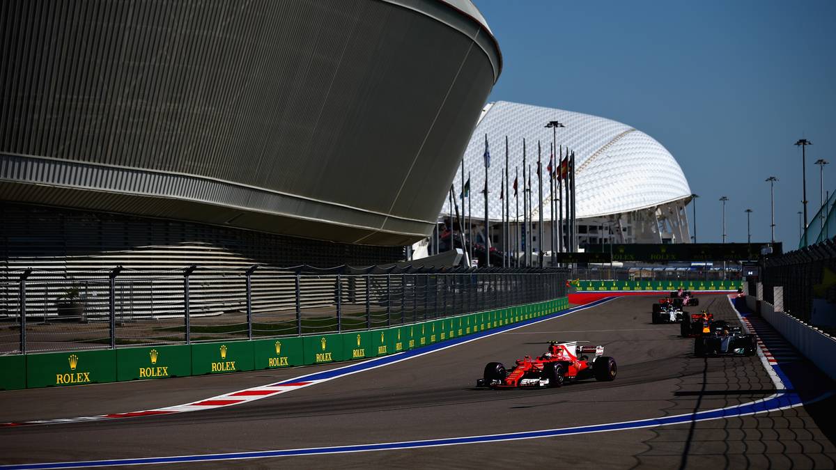 Mit über 5,8 Kilometern zählt Sotschi zu den längsten und temporeichsten Strecken. Anfangs war der Russland-GP für das Frühjahr angesetzt, mittlerweile rutschte die Station in Russland im Rennkalender vom Frühling in den Herbst