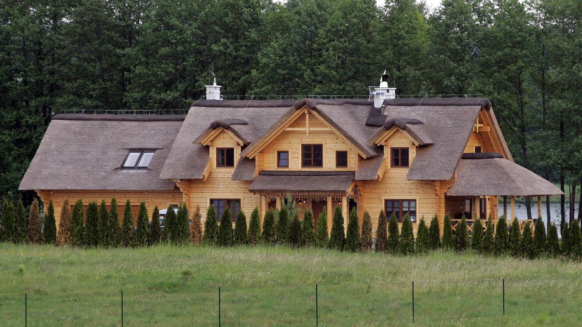 ROBERT LEWANDOWSKI: Im direkten Vergleich ist das Haus von Bayern-Stürmer Lewandowski geradezu bescheiden. An der masurischen Seenplatte in Polen hat er für seine Frau und sich einen Traum aus Holz bauen lassen