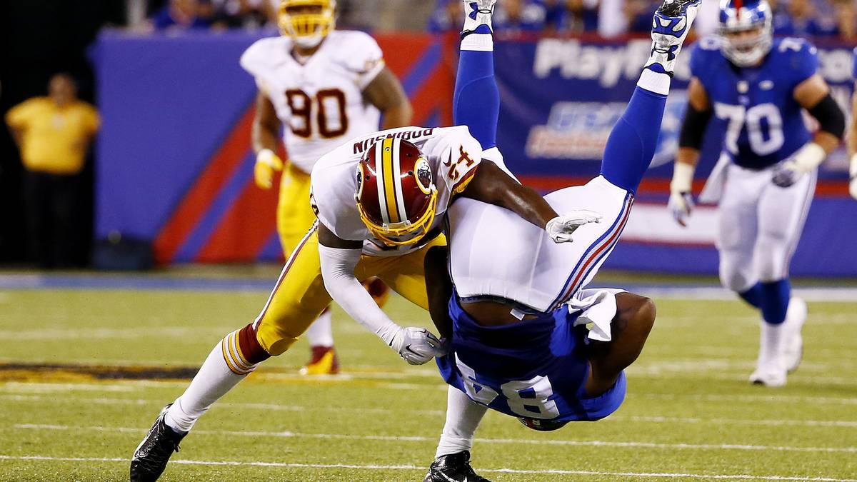 Weniger Spaß hat Larry Donnell, der von Trenton Robinson heftig zu Boden geschmettert wird