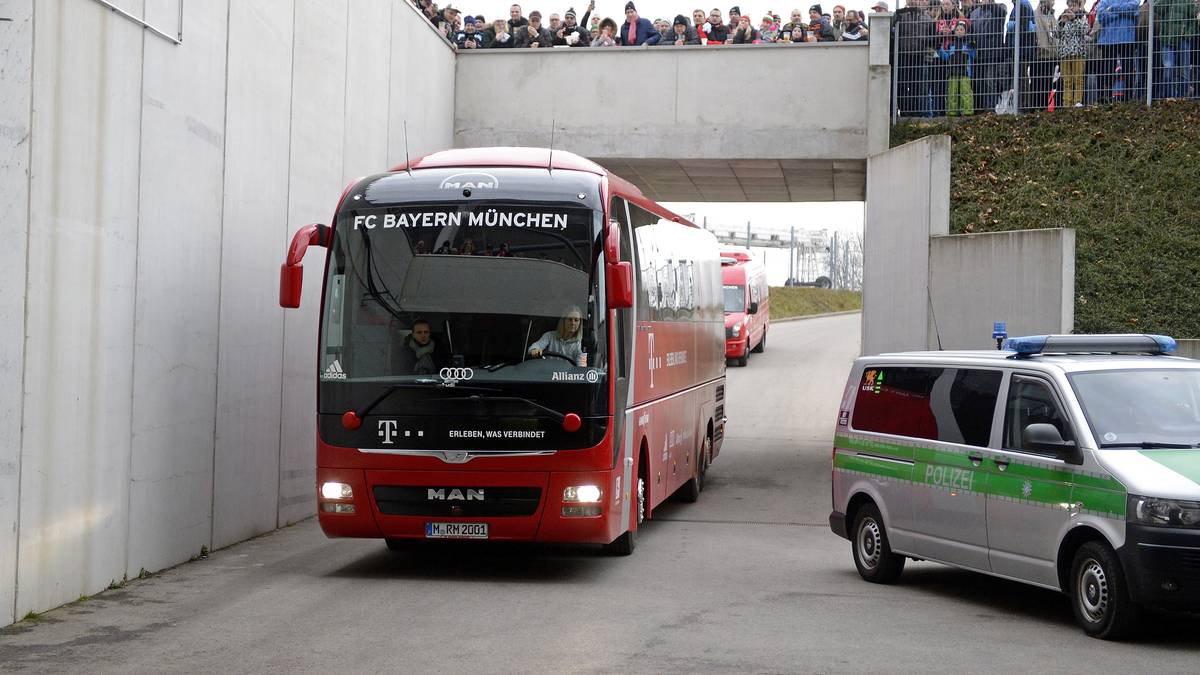 Derbytime in Augsburg: Die Schwaben empfangen zum Abschluss des 21. Spieltags den FC Bayern München. Nicht im Bus des Rekordmeisters ist Holger Badstuber, der sich im Abschlusstraining schwer verletzte und bis Saisonende ausfallen wird