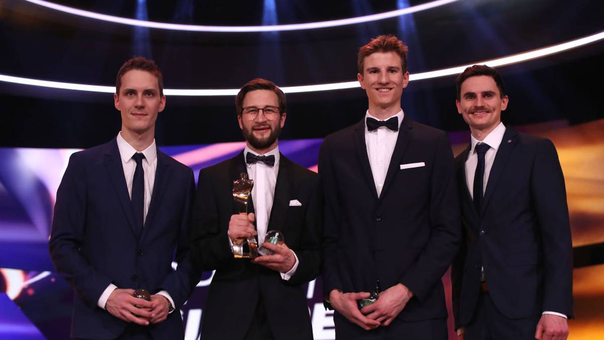 Beim Team gewinnen die Skispringer, die bei der WM die Goldmedaille im Team gewinnen. Stephan Leyhe, Markus Eisenbichler, Karl Geiger und Richard Freitag (v.l.) strahlen um die Wette